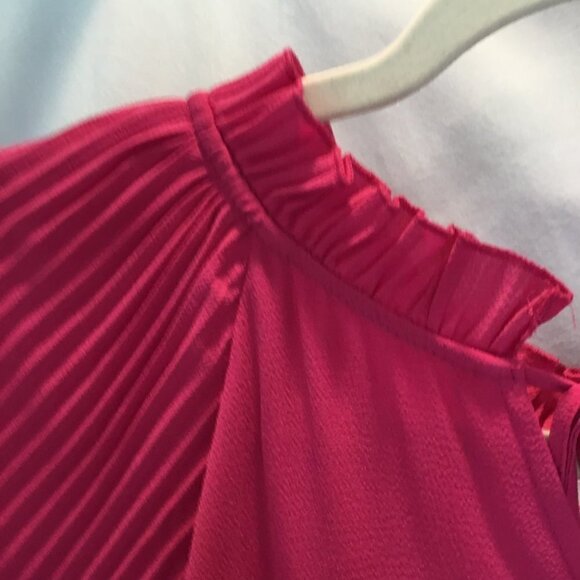 Violet & Claire Blouse Hot Pink Flutter Layer Mini Pleat Short Sleeve Sz Medium - Picture 4 of 7